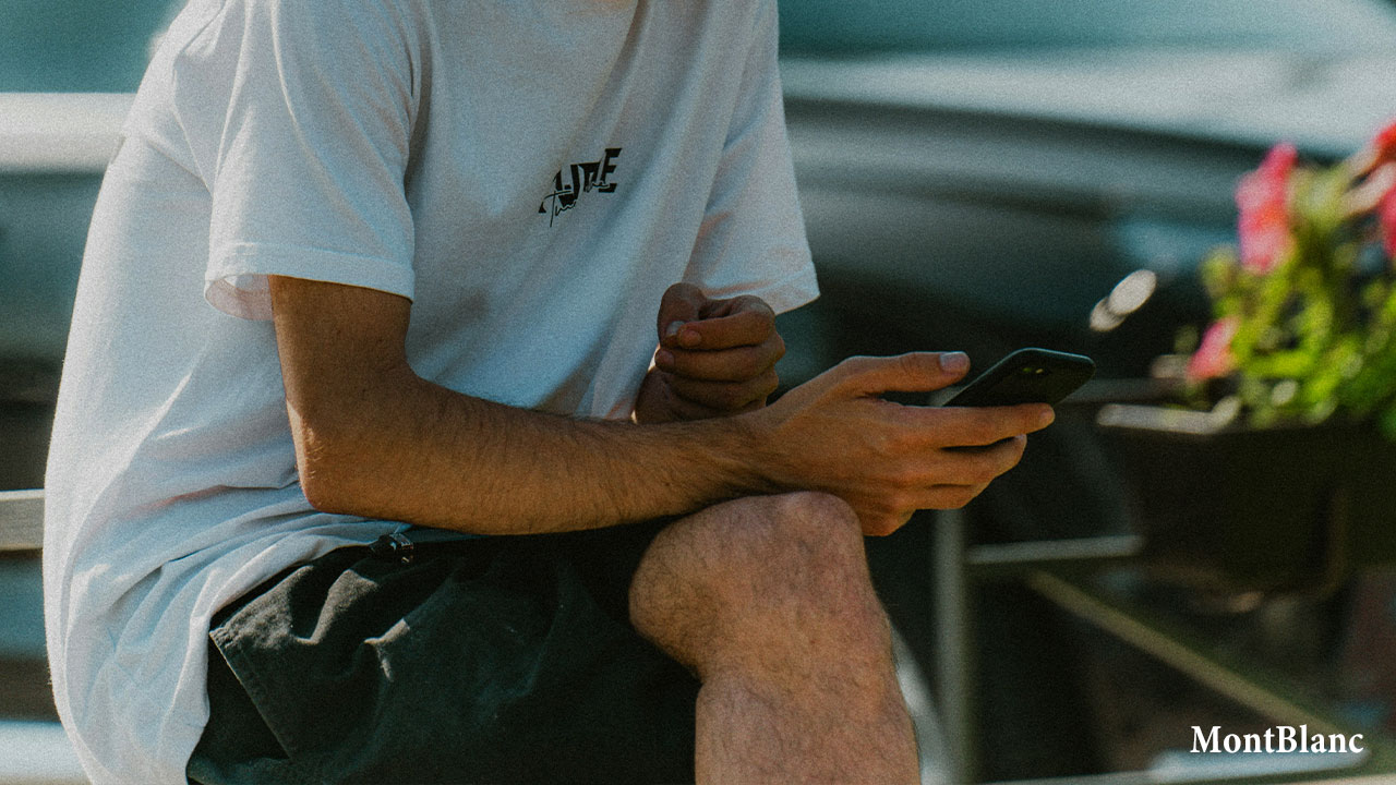 テラスでスマホを見る男性