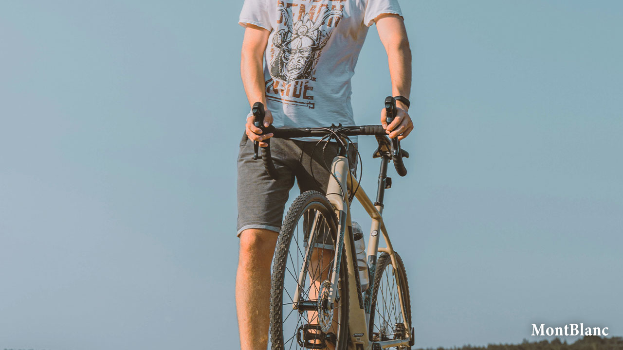 青空と自転車の男性