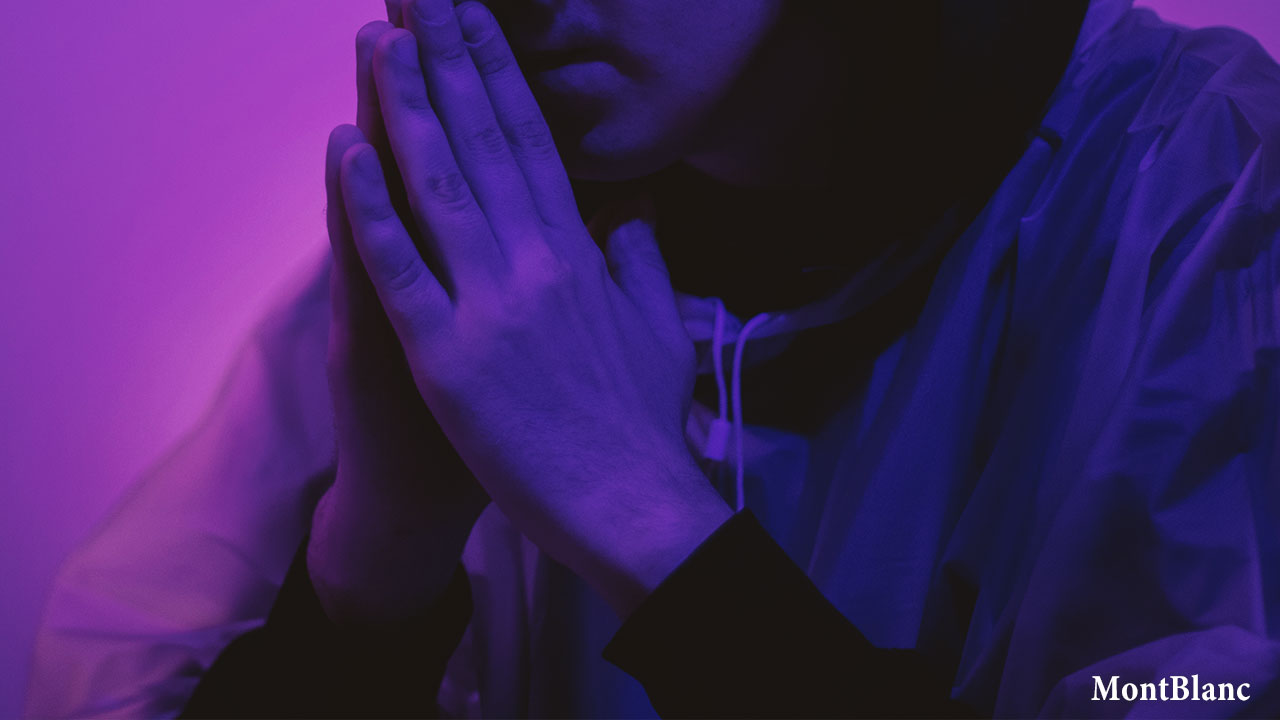 手を組む男性