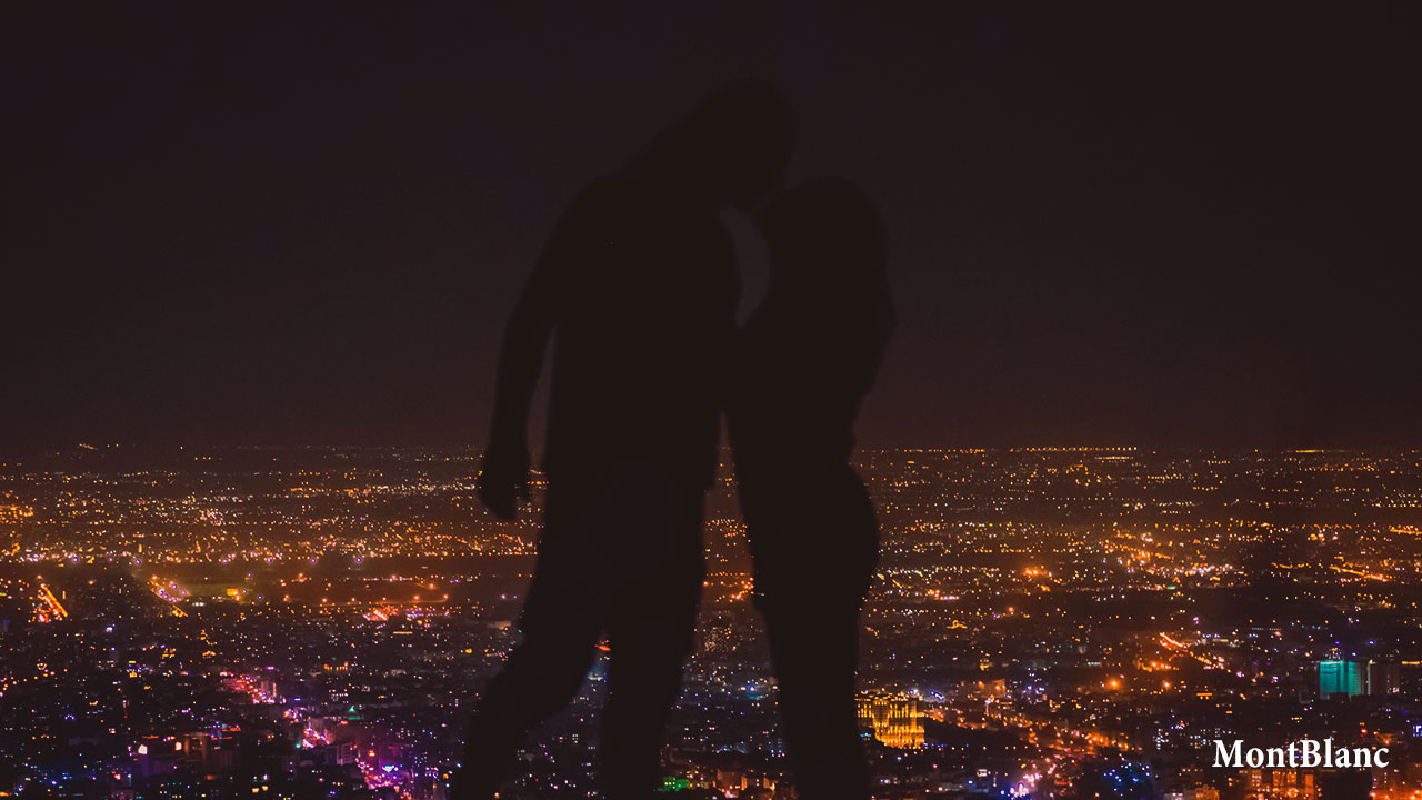 夜景を背にした二人
