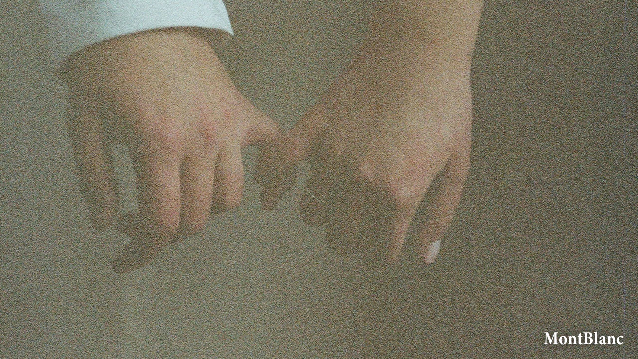 指をからめる手