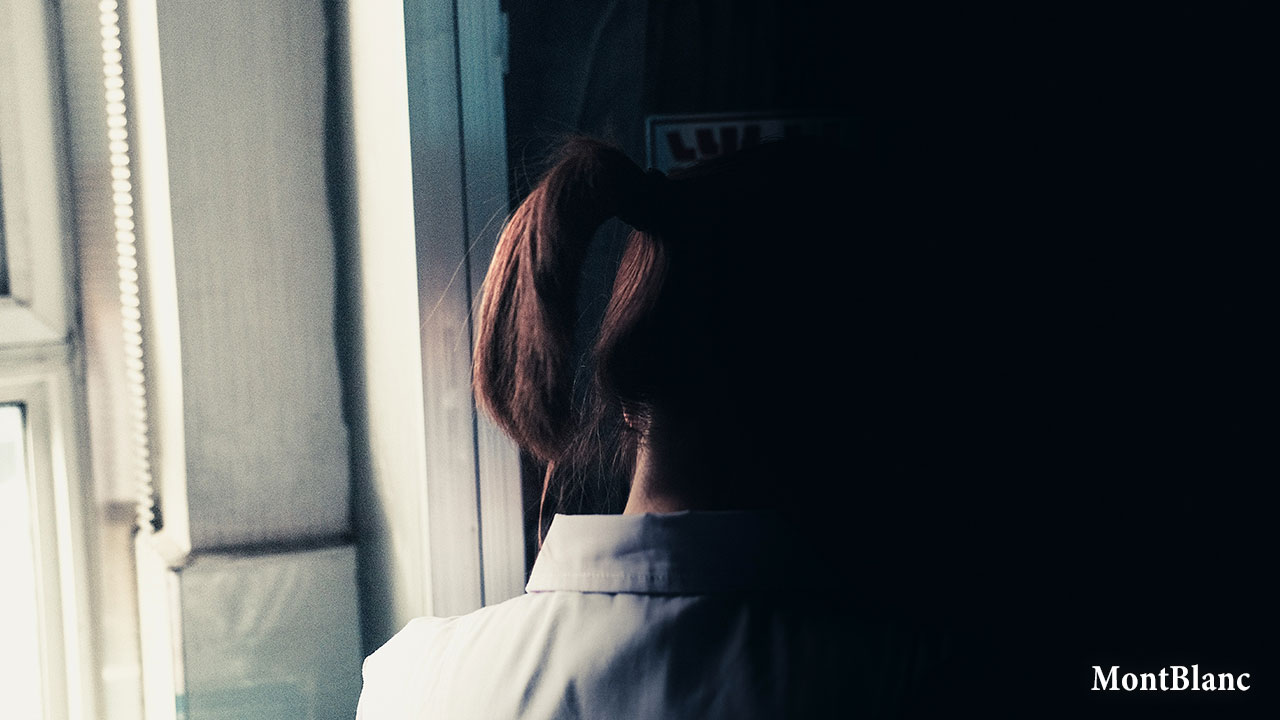 窓の外を見る女性