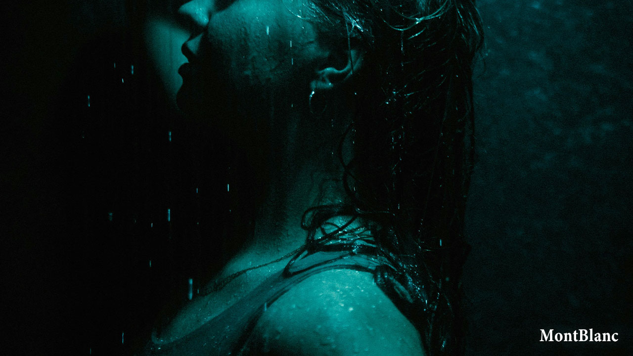夜の雨に立つ女性